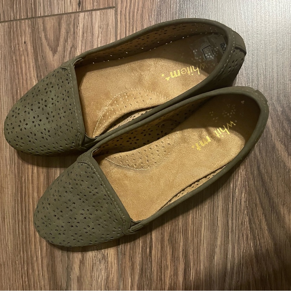 White Mountain Olive Green Memory Foam Loafer Flats 💚
